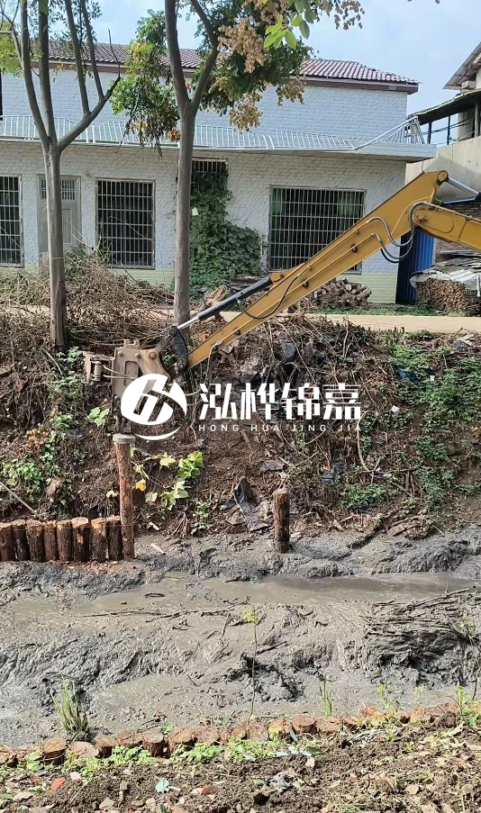 三明挖機(jī)打木樁專業(yè)施工-河道邊打木樁如何防止木樁傾斜？