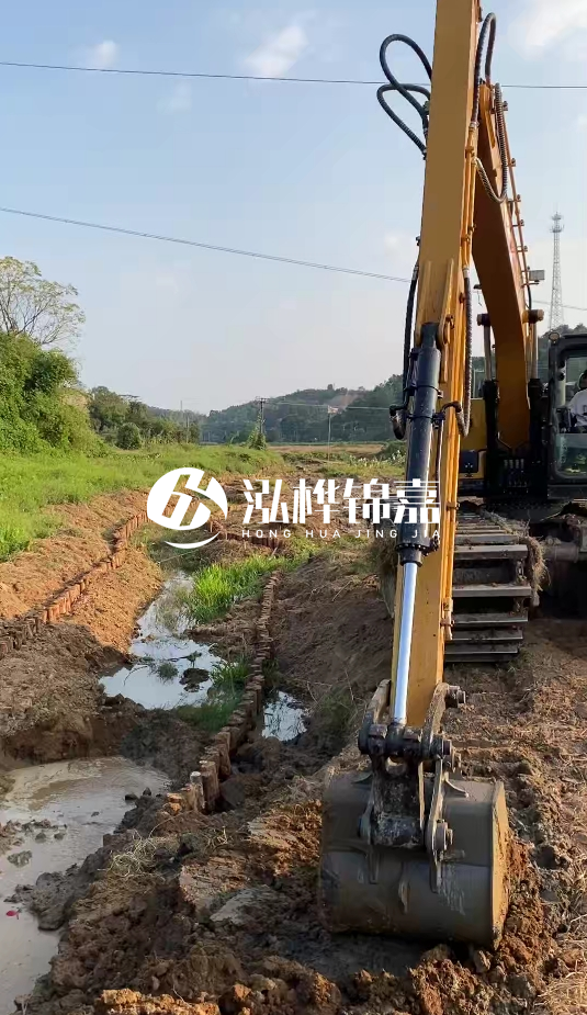 青島河道清淤專業(yè)施工-水挖機清淤適合哪些河道狀況？