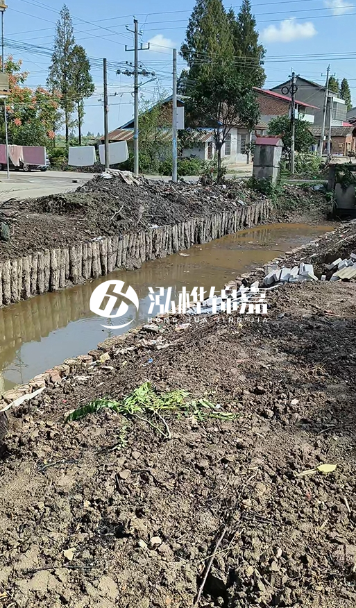 打樁木樁為什么要一根根挨著打？100米河堤需要打多少根木樁？