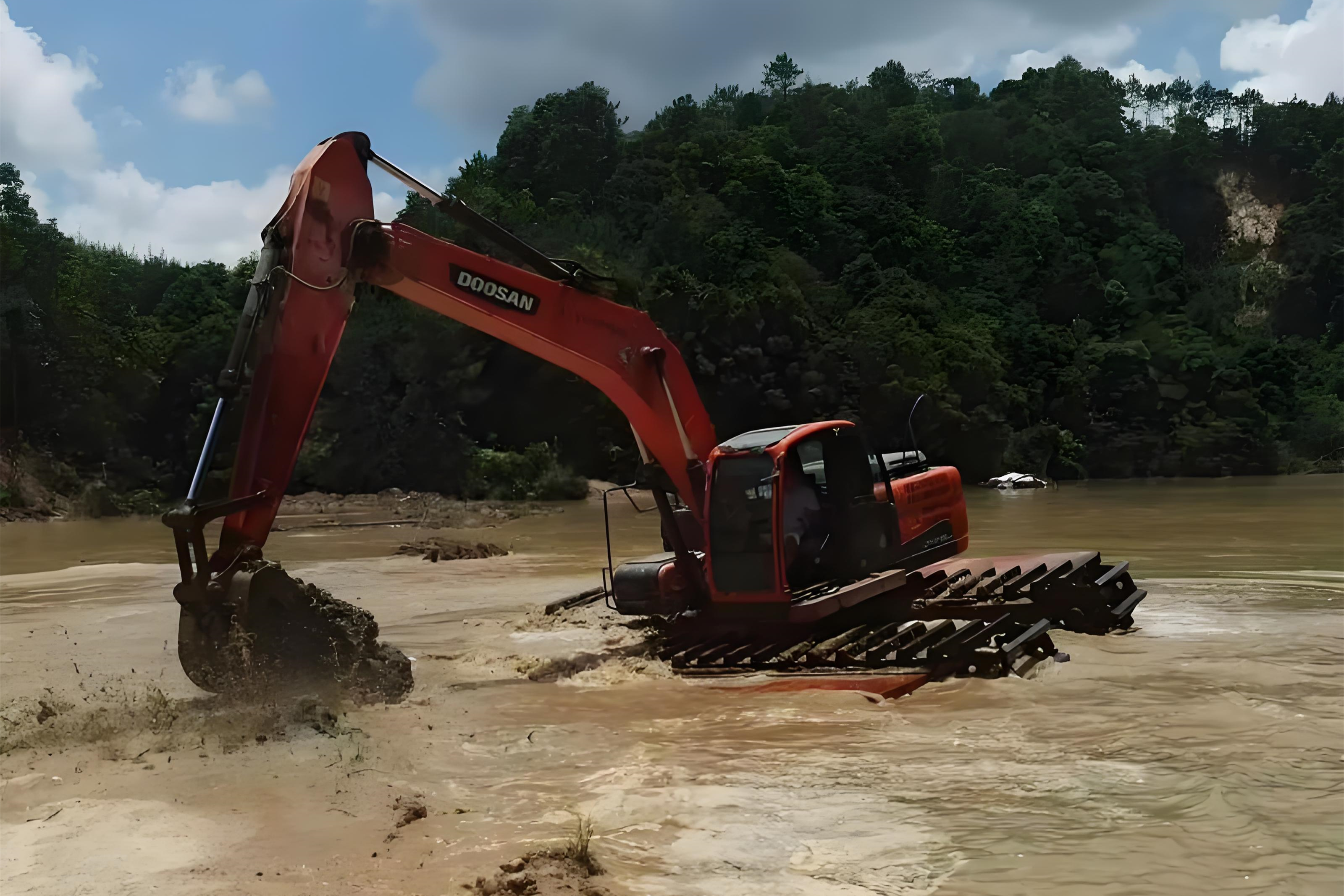 浙江杭州挖機(jī)清淤施工隊-沼澤地清淤需要先排水嗎？