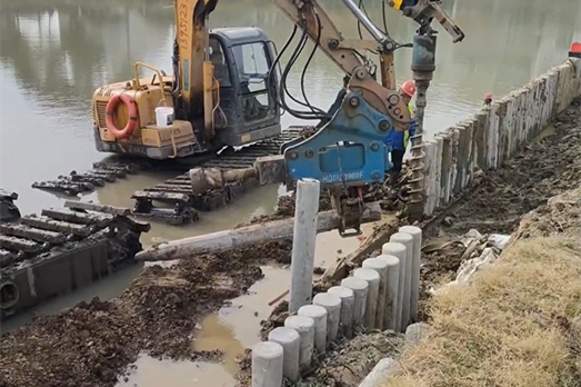 水泥樁批發(fā)廠家泓樺錦嘉-水泥仿木樁適合用于河道護坡嗎？