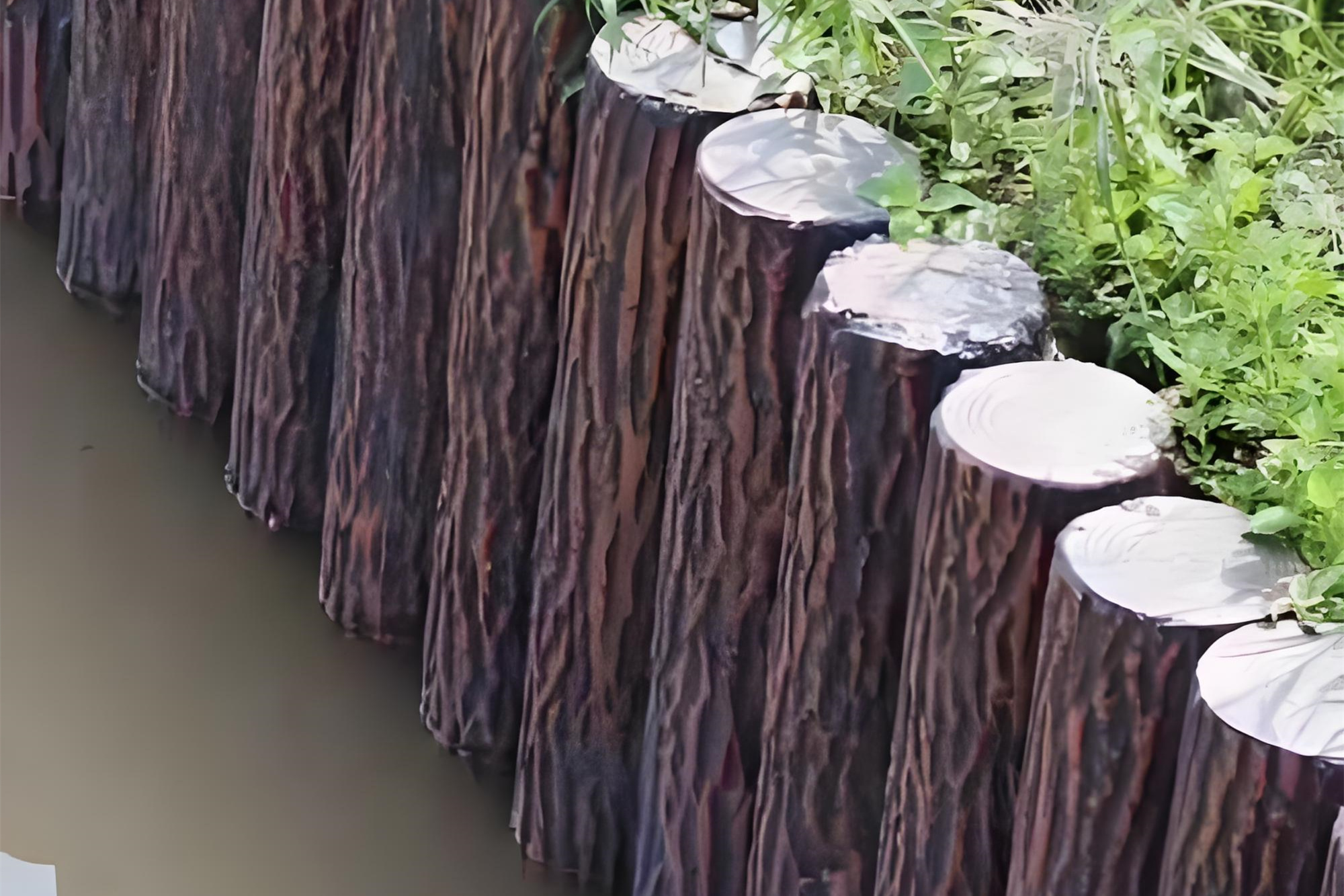 水泥樁批發(fā)廠家泓樺錦嘉-水泥仿木樁的顏色會(huì)褪色嗎？