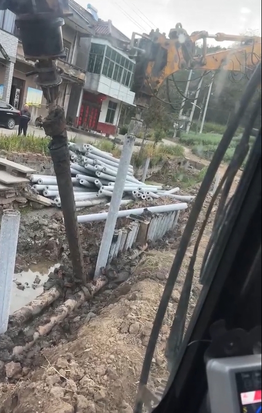 水泥仿木樁廠家泓樺錦嘉-水泥樁打樁是否需要預鉆孔？