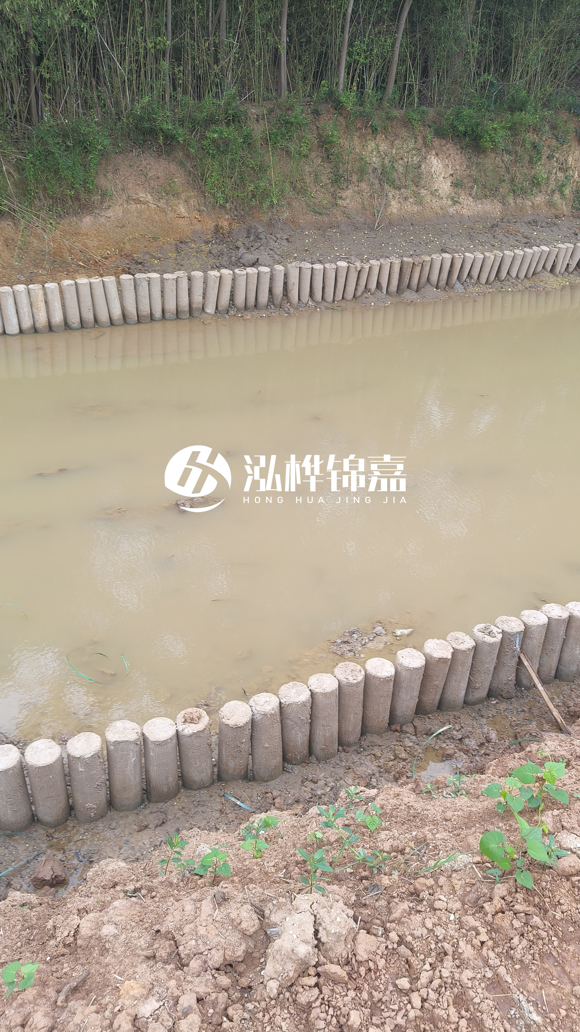 水泥仿木樁施工隊(duì)泓樺錦嘉 - 仿木樁施工的機(jī)械和松木樁施工通用嗎？